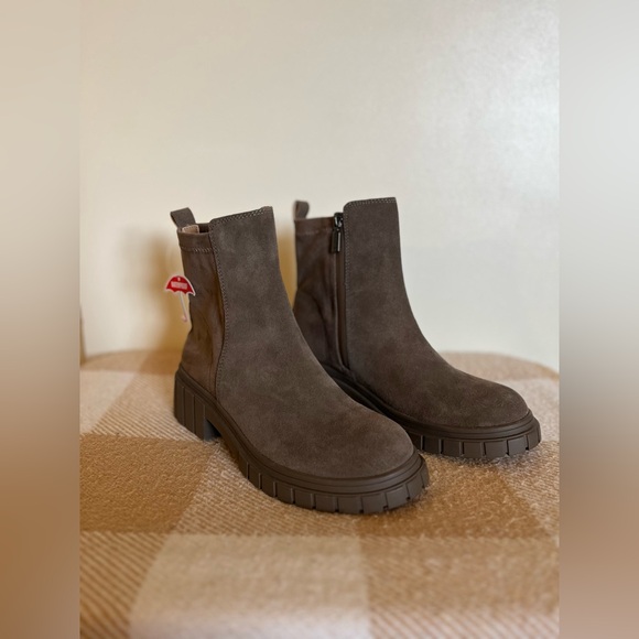 Blondo Waterproof Ankle Boots - Picture 2 of 6